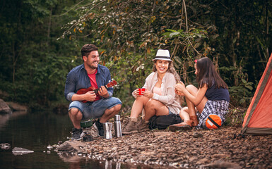Fam&iacute;lia latina acampando em meio a natureza