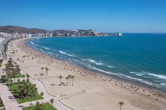 Playa Valenciana durante el d&iacute;a