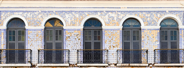 fachada com revestimento em azulejo colonial de predio no centro histórico de São Luis. - obrazy, fototapety, plakaty