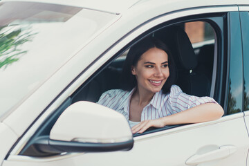 Close-up portrait of her she nice attractive lovely pretty brunette cheerful cheery businesslady...