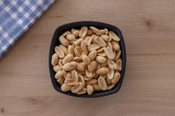 cacahuetes en un recipiente