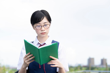 Fototapeta premium 本を読む女子高生