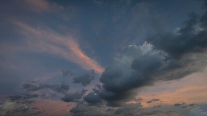 The sky with clouds is naturally beautiful in the evening.