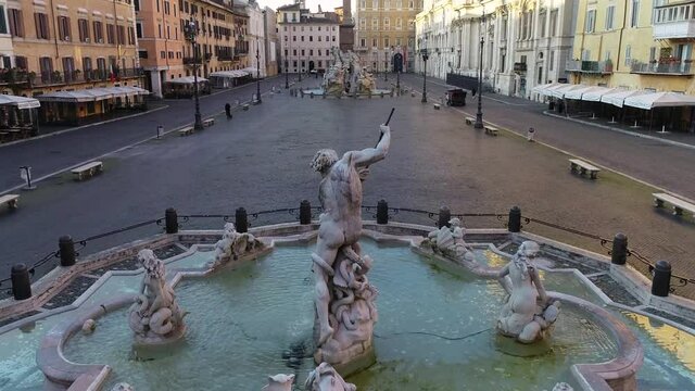ROMA PIAZZA NAVONA. ripresa aerea con drone in 4k, durante il lockdown. ROMA, PIAZZA NAVONA. ripresa aerea con drone in 4k, durante il lockdown