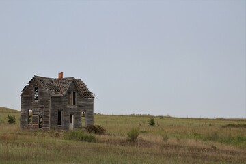 Fototapeta na wymiar An Abandon House on the Prairie near Mushroom State Park in Kansas