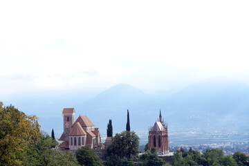 Blick auf Schenna mit Mausoleum und neuer Pfarrkirche