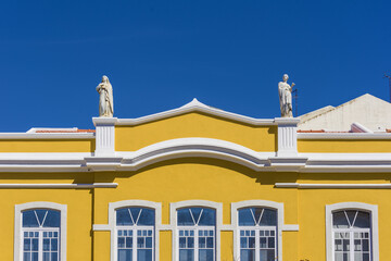 Obraz premium yellow building renovated with statues in Setubal