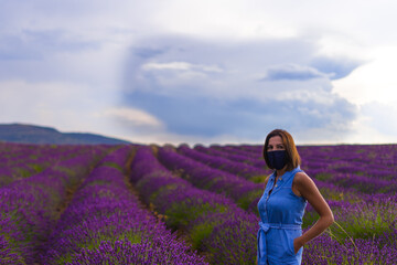 Mujer en campos de lavanda con mascarilla.  Covid19