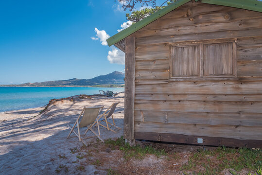 cabane et chaises sur la plage