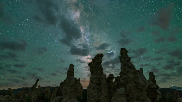  Astro timelapse of Milky Way galaxy over tufa formation at Mono Lake, California