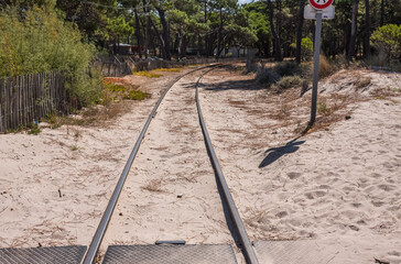 rails du train des plages de calvi à île rousse