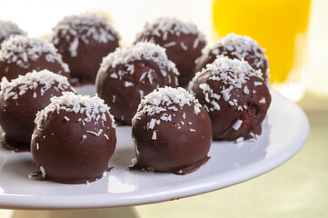 bom bom de chocolate e côco 