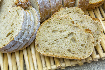 pain de campagne tranché sur une table
