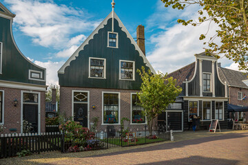 Dorfstrasse mit typisch holländischen Fassaden in Zaanse Schans, Niederlande