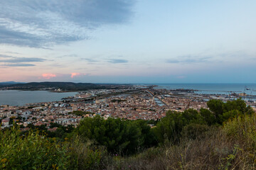 Vue sur la ville de Sète depuis les hauteurs du Mont Saint-Clair (Occitanie, France)