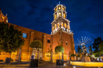 Catedral en las calles céntricas de Querétaro, Mexico
Querétaro es considerada la ciudad industrial del centro del país. Su arquitectura es colonial.