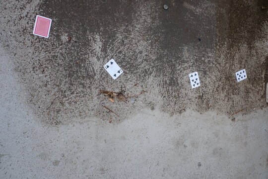 Naipes de baraja de cartas tiradas en el suelo. 