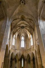 Fototapeta premium Vue sur les croisés d'ogives au dessus du coeur de l'abbaye de Valmagne (Occitanie, France)