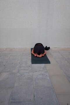 Mujer haciendo postura de yoga. 