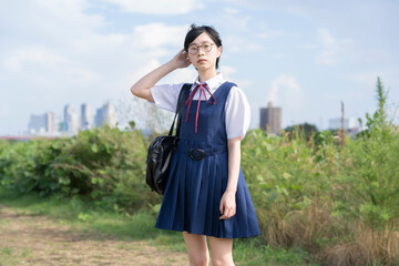 真顔の女子高生