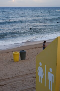 Aseos de ba&ntilde;o en la playa.