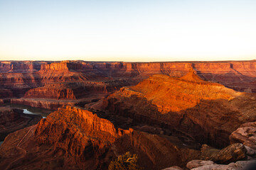 Fototapeta na wymiar bright sunrise in the american canyons in summer with a view