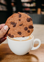 Galleta en taza de café con leche