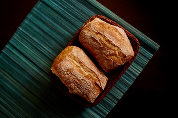 Pan ciabatta servido en una mesa de madera.  Pan recien horneado. Textura de pan 
