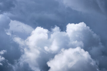 Cielo azul de verano con nubes de tormenta