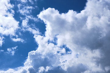 Cielo azul de verano con nubes de tormenta