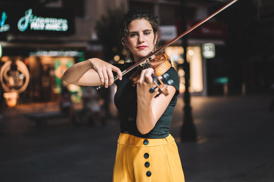 mujer calle violin noche