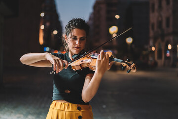 mujer calle violin noche © Fran
