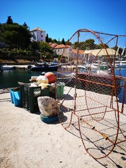 Chorwacja, wyspa Solta akcesoria rybackie, sieć, siatka rybacka, boje. - obrazy, fototapety, plakaty