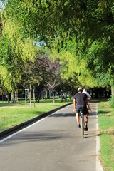 Pedalare in bicicletta nel parco della città