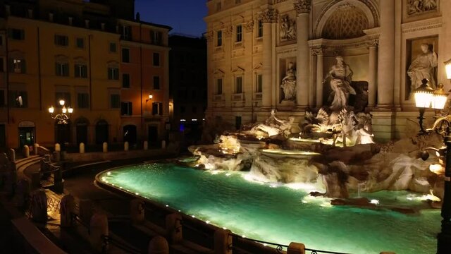 Fontana di Trevi, meta turistica di Roma, Italia. Vista aerea. Trevi Fountain, tourist destination in Rome, Italy. Aerial view. NOTTE