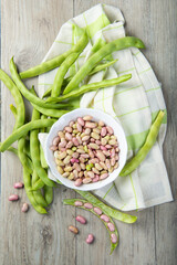 Preparando alubias tiernas y judías verdes en la mesa de la cocina para una comida sana