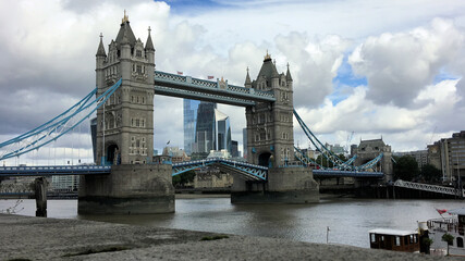 Fototapeta na wymiar tower bridge in london open up