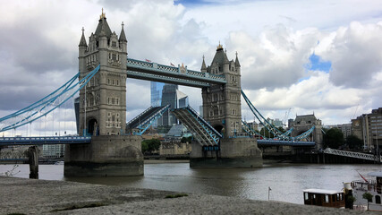 tower bridge in london open up