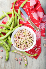 Preparando alubias tiernas y judías verdes en la mesa de la cocina para una comida sana