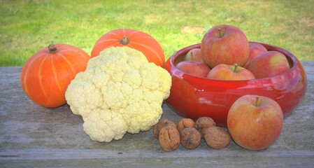 fruit et l&eacute;gumes de saison sur table en bois