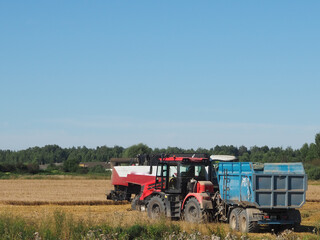 Fototapeta na wymiar the combine-harvester for harvesting grain crops. harvesting barley. farm. large agricultural machinery.