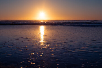 Sonnenuntergang am Meer, schwarzer Sand