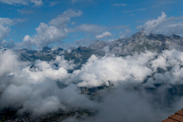 Fototapeta na wymiar Nuage - ciel brouillard , montagne de Veysonnaz Suisse