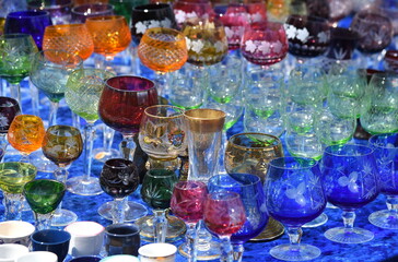 Kunstvoll geschliffene, farbige Römergläser auf einem Flohmarkt