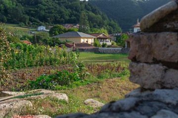 Conjunto de casas debajo de la montaña vistas desde huerto cercano