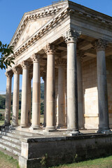 Obraz premium Edificio de estilo griego con naturaleza
