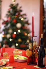 Tavola imbandita con antipasti ed addobbi Natalizi