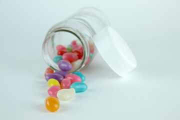 Pote de jujubas.
Balinhas de confeitos.