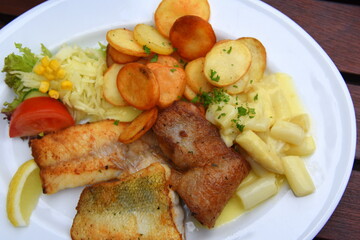 Fischplatte mit Bratkartoffeln und Wurzelgemüse 