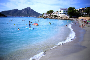 初秋に海水浴客で賑わうマジョルカのビーチ